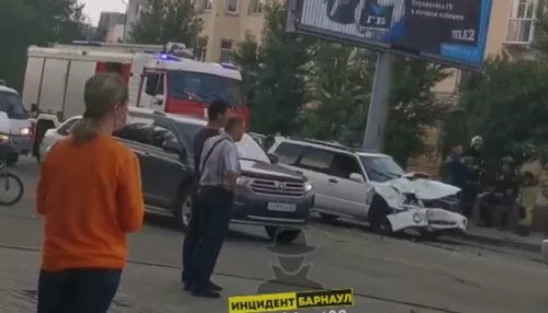 Три человека пострадали в массовом ДТП в Барнауле