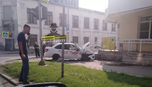 Легковушка отлетела на тротуар после ДТП в центре Барнаула