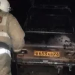Три автомобиля и один мотоцикл сгорели при пожаре в Рубцовске