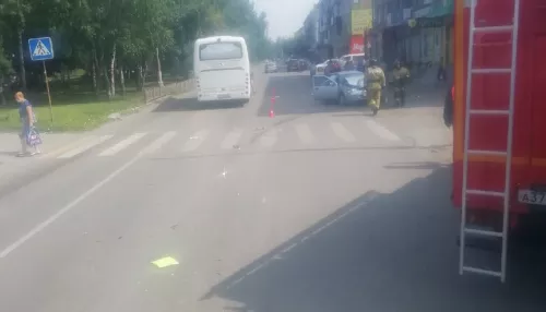 Два человека пострадали при столкновении трех автомобилей в центре Бийска