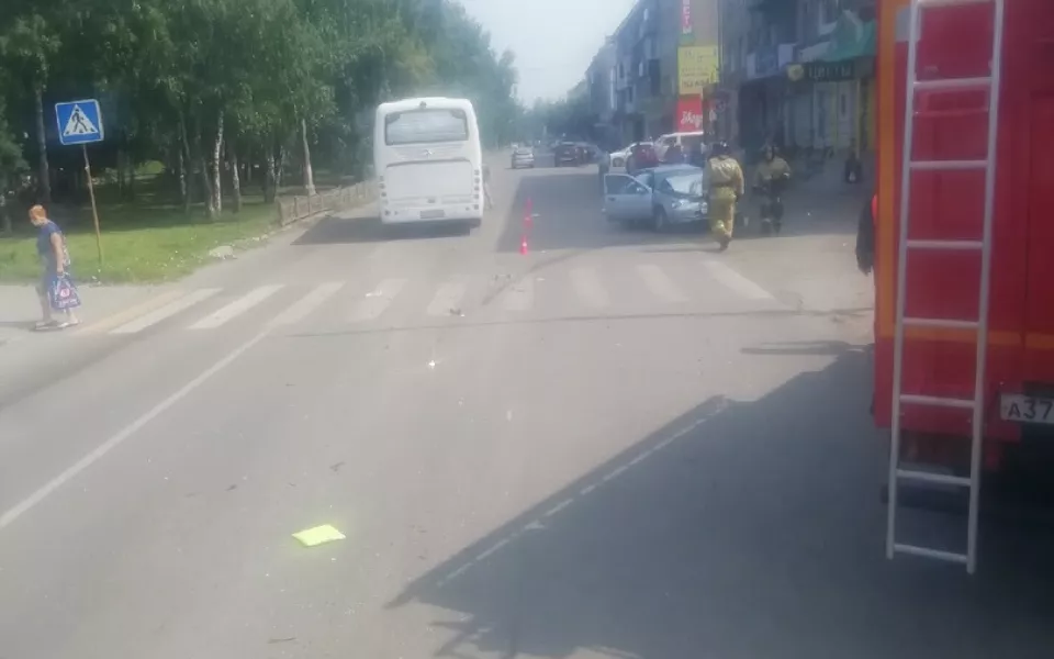 Два человека пострадали при столкновении трех автомобилей в центре Бийска