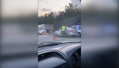 Легковушка залетела под фуру на обочине на въезде в Барнаул