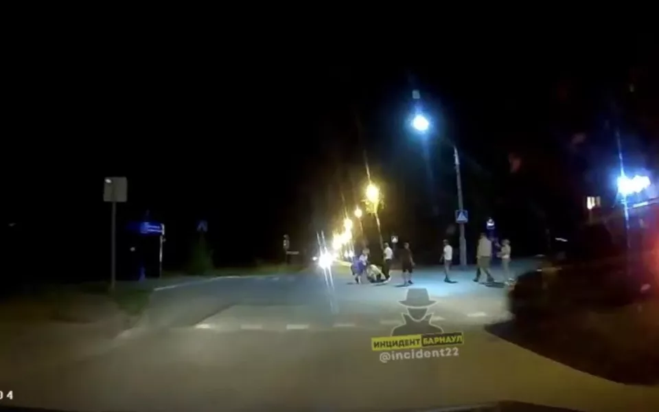 В Барнауле группа молодых людей устроила драку на дороге