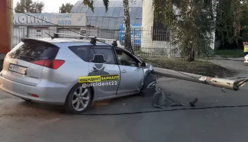 Столб рухнул на авто после ДТП на центральном проспекте Барнаула