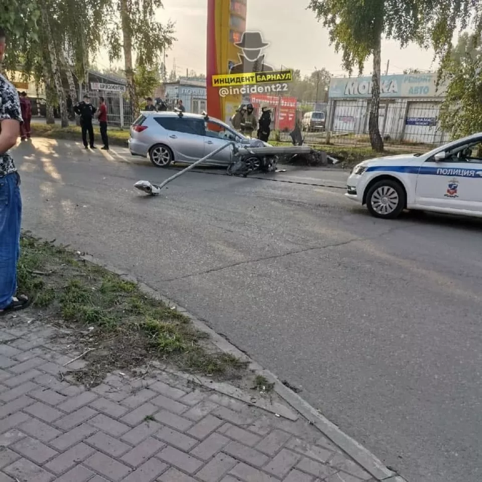 На центральном проспекте Барнаула иномарка сбила электроопору - Толк  10.08.2021