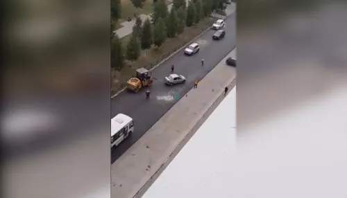 В Барнауле дорожники повредили автомобили, пытаясь отбуксировать их с парковки