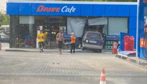 В Горно-Алтайске автомобиль въехал в здание на АЗС. Видео