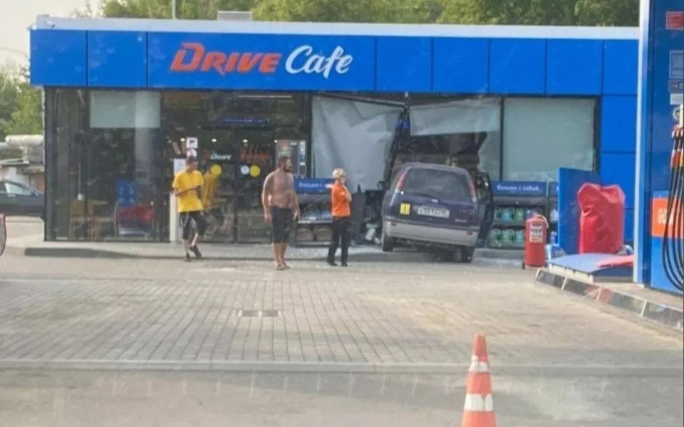 В Горно-Алтайске автомобиль въехал в здание на АЗС. Видео