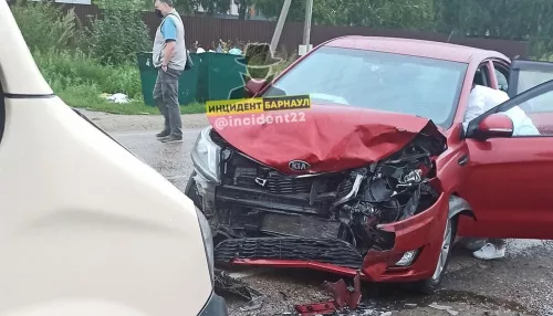 Под Барнаулом легковушка влетела в стоящую на остановке Газель