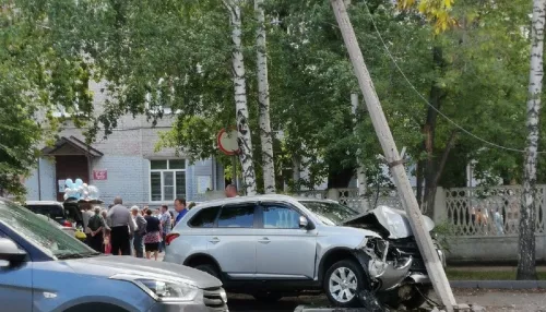 Кроссовер вылетел на обочину у роддома №1 в Барнауле