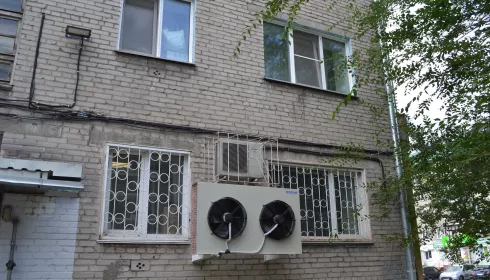 Жители дома в центре Барнаула жалуются на шум от продуктового магазина