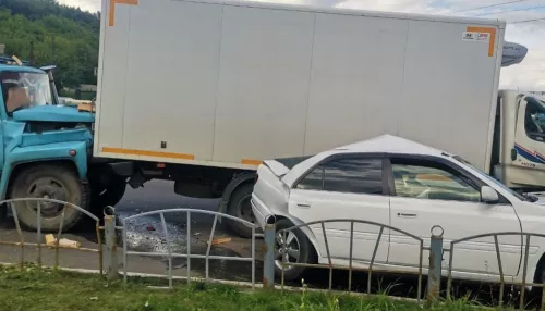 В Бийске грузовик без тормозов смял автомобили на спуске