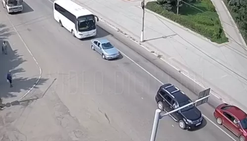 Опубликовано видео жёсткого ДТП с автобусом без тормозов в Бийске