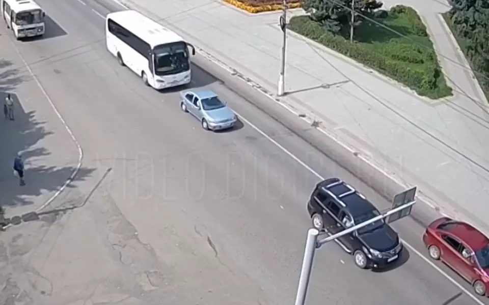 Опубликовано видео жёсткого ДТП с автобусом без тормозов в Бийске
