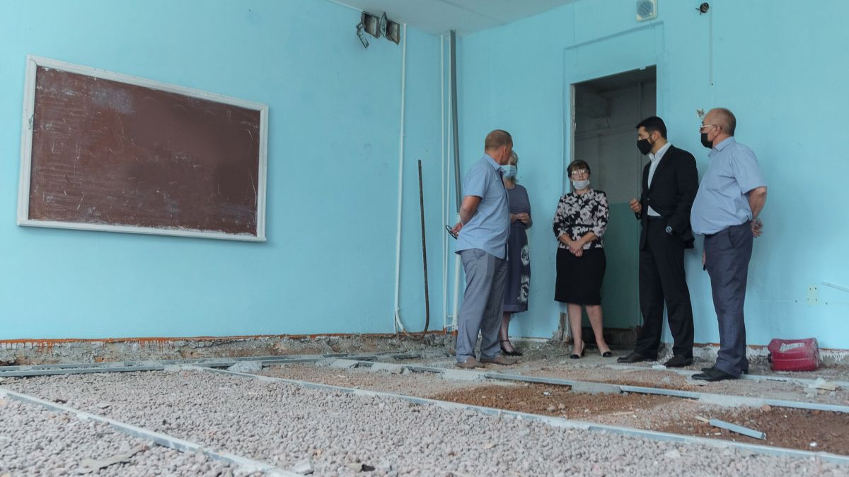 Александр Прокопьев в голухинской школе во время ремонта