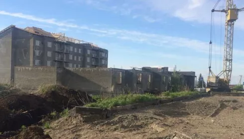 Алтайские дольщики, которые 7 лет ждали квартиры, получат землю вместо жилья