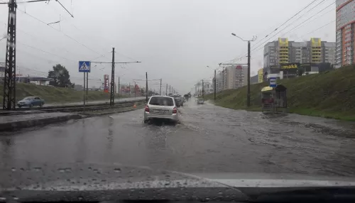В Барнауле затопило дороги после проливного дождя