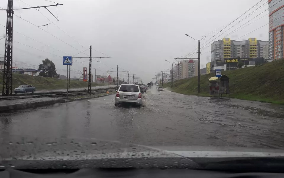 В Барнауле затопило дороги после проливного дождя