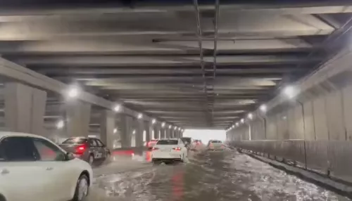 Вслед за Барнаулом на Новосибирск обрушился сильный ливень и затопил дороги