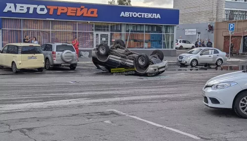 Водитель пострадал после ДТП с перевертышем в Барнауле