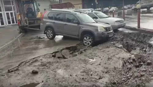 В центре Барнаула автомобиль провалился в яму на парковке