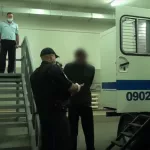 Задержанного за похищение школьницы доставили в Бийск. Видео