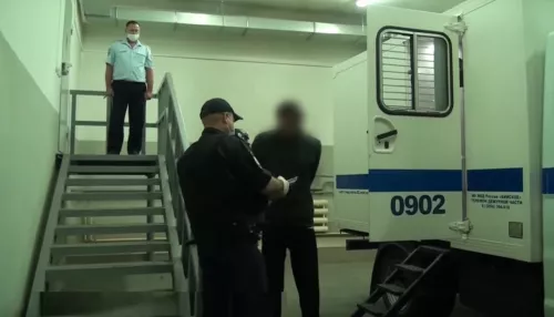 Задержанного за похищение школьницы доставили в Бийск. Видео