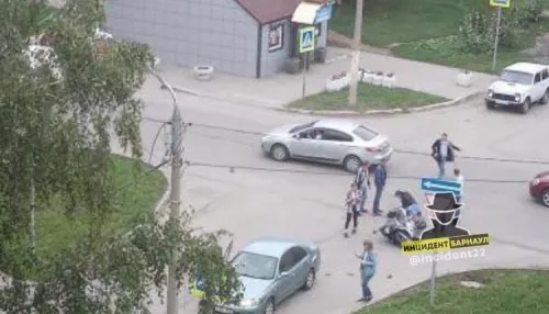 Мотоциклиста госпитализировали после ДТП на перекрестке Барнаула