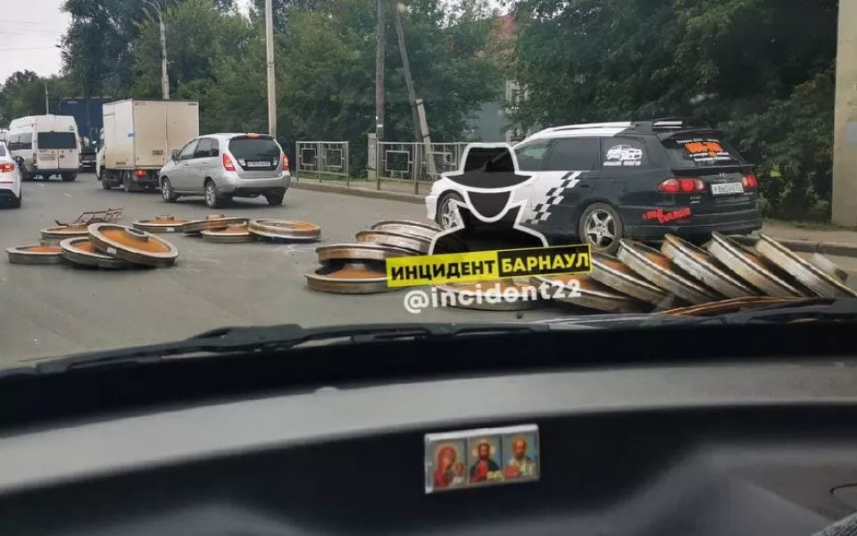 Железнодорожные колеса рассыпались из фуры на оживленном перекрестке Барнаула