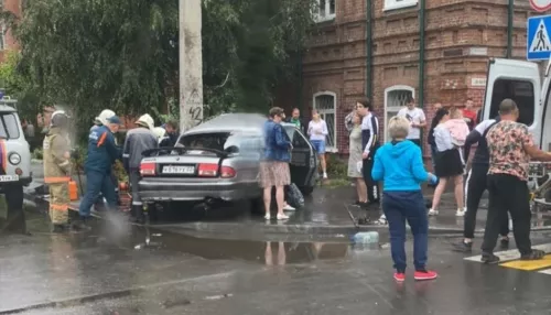 В Бийске Волга вылетела на тротуар после столкновения с Lexus