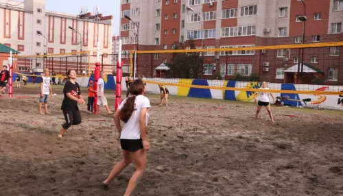 YouTube-блогер открыл площадку пляжного волейбола в спальном районе Барнаула