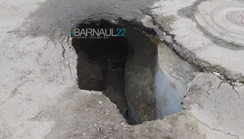 Бардак: в Барнауле возле новостроек провалился асфальт
