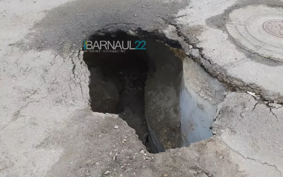 Бардак: в Барнауле возле новостроек провалился асфальт