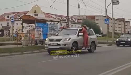 В Барнауле две девушки прокатились по улицам на дверях автомобиля