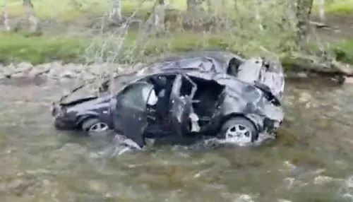 На Алтае автомобиль рухнул в горную реку, слетев с Чуйского тракта