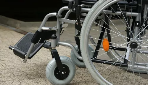 Отказали в инвалидной коляске: россиянин с переломами ног приполз в травмпункт