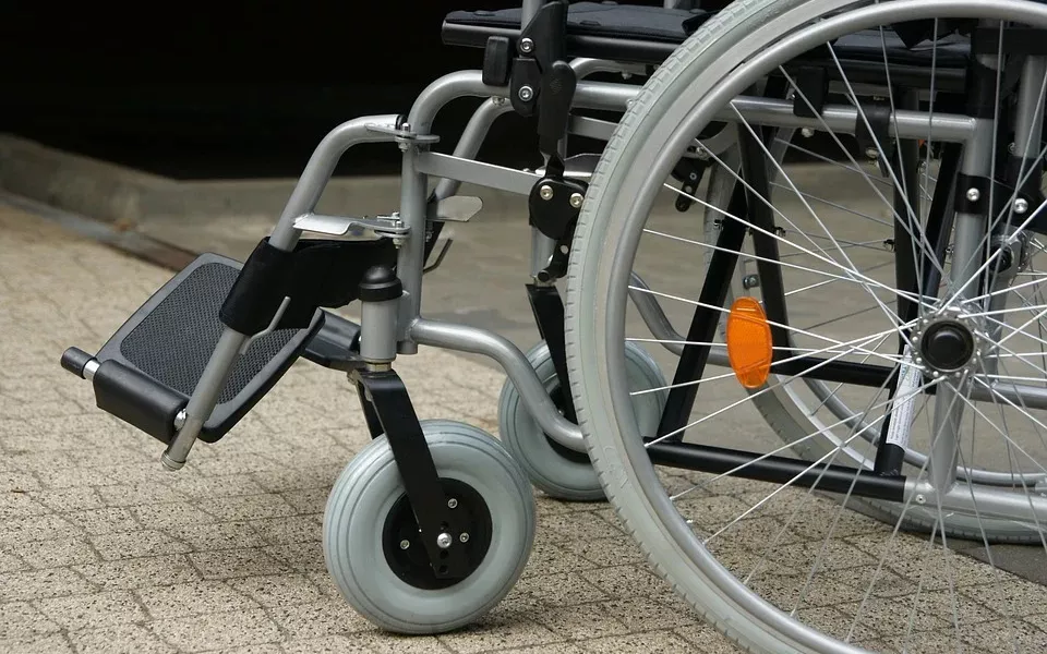 Отказали в инвалидной коляске: россиянин с переломами ног приполз в травмпункт