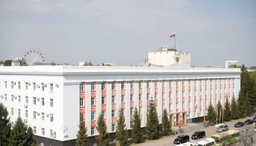 Неизвестный разбил два окна в здании правительства Алтайского края