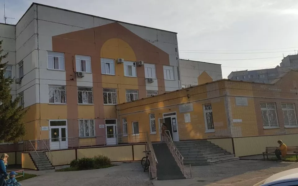 Этаж детской поликлиники 14 Барнаула закроют на капремонт