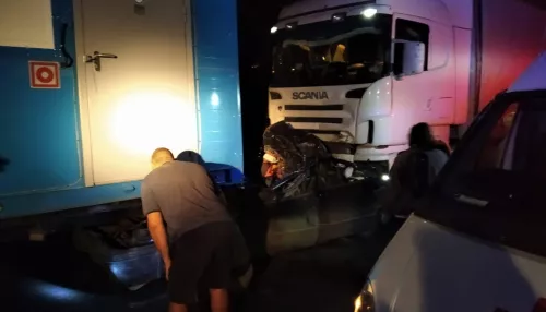 В Новосибирске четыре человека погибли в Toyota Camry, зажатой двумя фурами