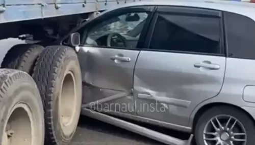 Массовое ДТП с перевертышем произошло на улице Малахова в Барнауле