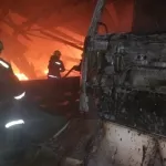 Более 200 квадратов выгорело при пожаре в производственном здании в Барнауле