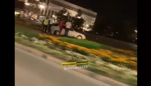 Легковушка залетела на аллею с цветами в центре Барнаула