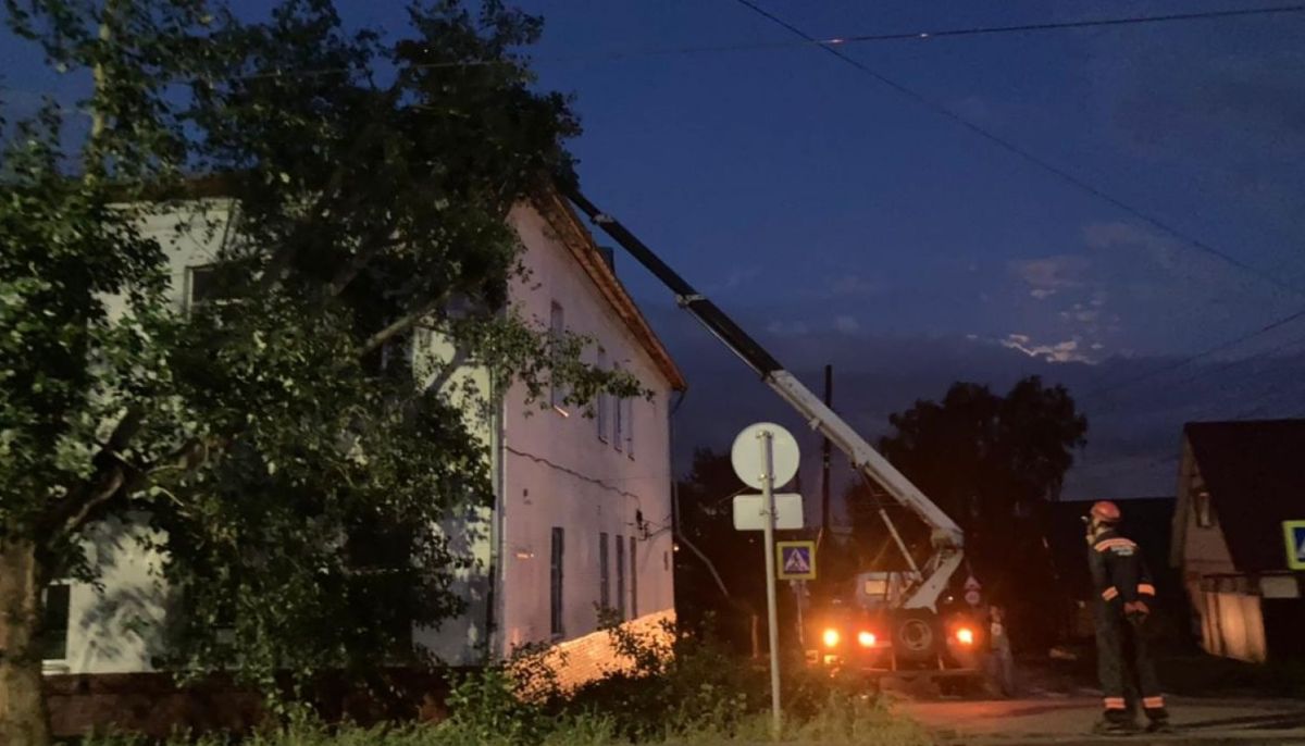 Фото упавшего вертолета около барнаула. Буря 19 августа. Буря 19 августа. Песчаная буря в казахстане. Песчаная буря в астрахани 2021 фото.