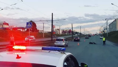 В Барнауле байкер сбил женщину и ребенка на переходе