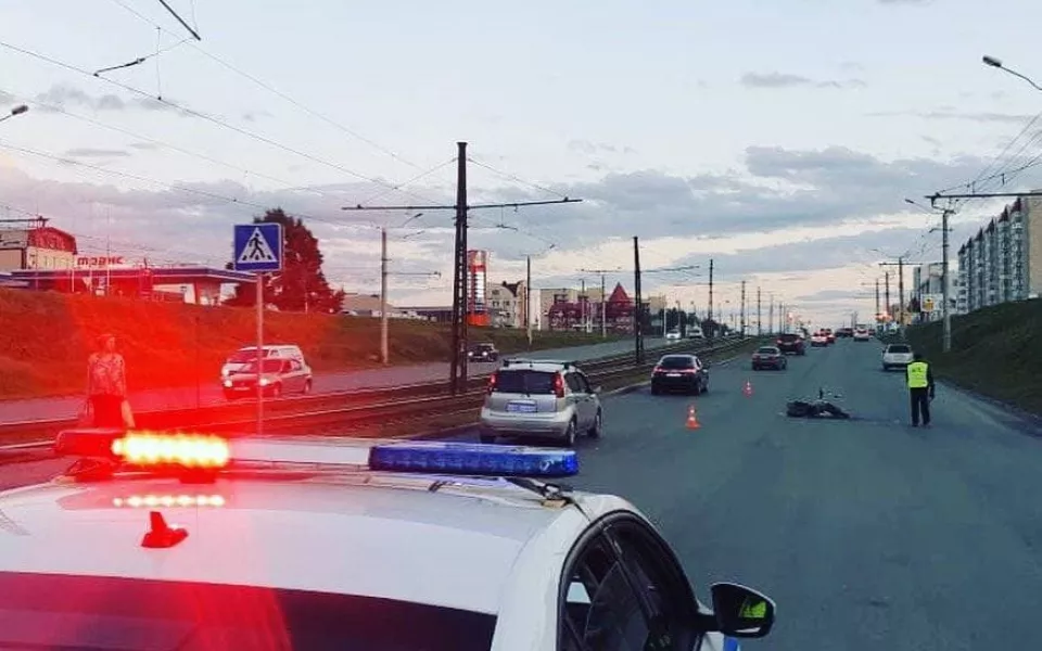 В Барнауле байкер сбил женщину и ребенка на переходе