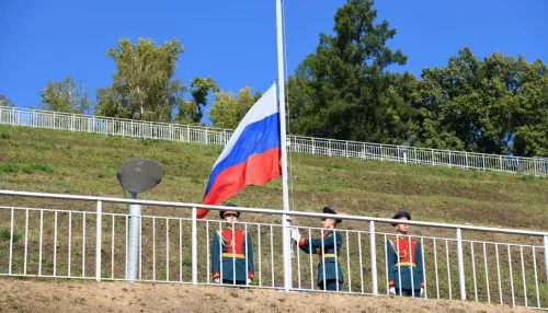 Флаг России торжественно подняли над набережной Оби в Барнауле