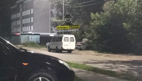 Ночью в Барнауле полиция задержала неадекватного таксиста