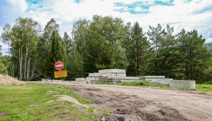 Улицу Ползунова в пригороде Барнаула засыплют щебнем за 2 млн рублей