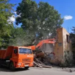 Аварийную двухэтажку разносят в щепки в Барнауле